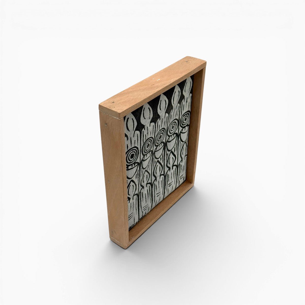 Finitura naturale della cornice in legno okoume che esalta il design minimale del quadro.