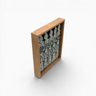 Finitura naturale della cornice in legno okoume che esalta il design minimale del quadro.