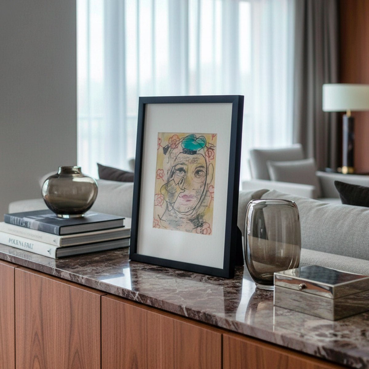 Il quadro Ritratto in Fiore sul piano in marmo di un mobile in un living di design