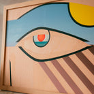 Spessi contorni neri e campiture piatte in stile pop art nell'opera di Balistreri.