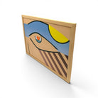 Cornice in legno chiaro che racchiude il design grafico ed essenziale del dipinto.