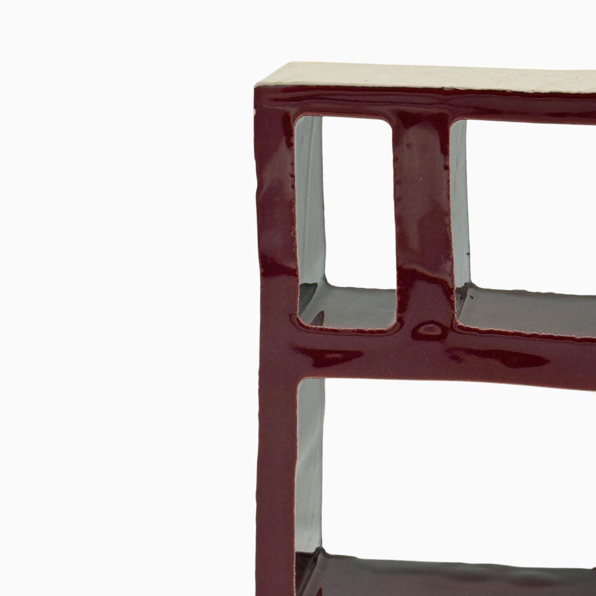 Vista frontale di Reticolo Vinaccia, scultura in ceramica artistica con griglia di aperture rettangolari