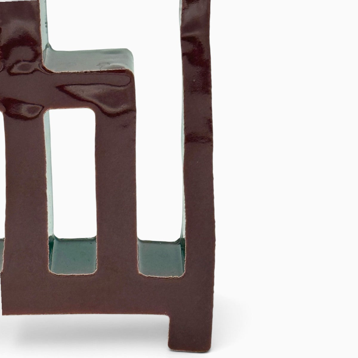 Vista laterale di Reticolo Vinaccia, oggetto scultoreo in ceramica con superfici esterne chiare