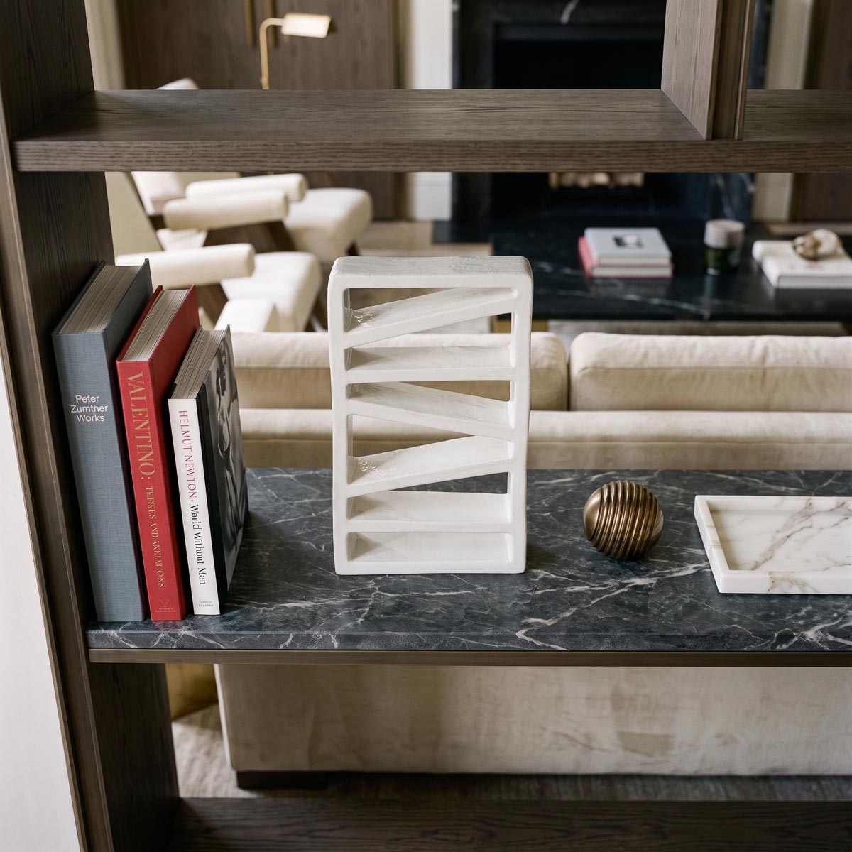 Scultura in ceramica smaltata Ritmo Obliquo esposta come oggetto di design in un living elegante
