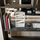 Scultura in ceramica smaltata Ritmo Obliquo esposta come oggetto di design in un living elegante