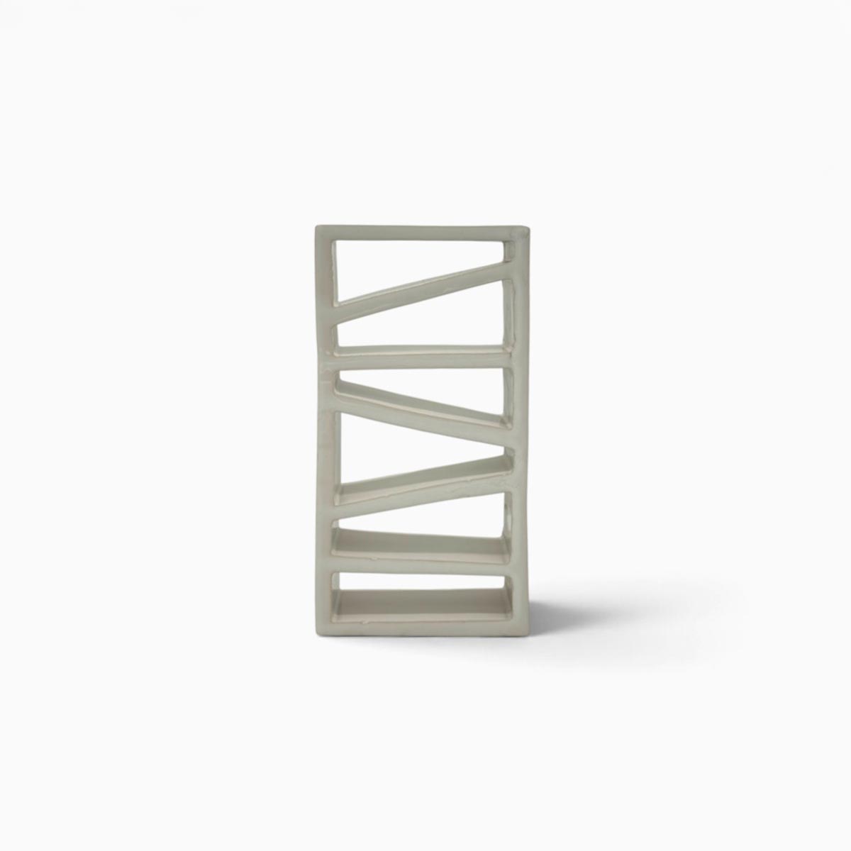 Ritmo Obliquo scultura geometrica in ceramica smaltata bianca su sfondo bianco