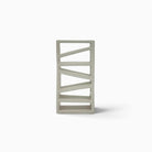 Ritmo Obliquo scultura geometrica in ceramica smaltata bianca su sfondo bianco