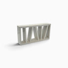 Vista tre quarti di Ritmo Obliquo, scultura decorativa in ceramica bianca smaltata