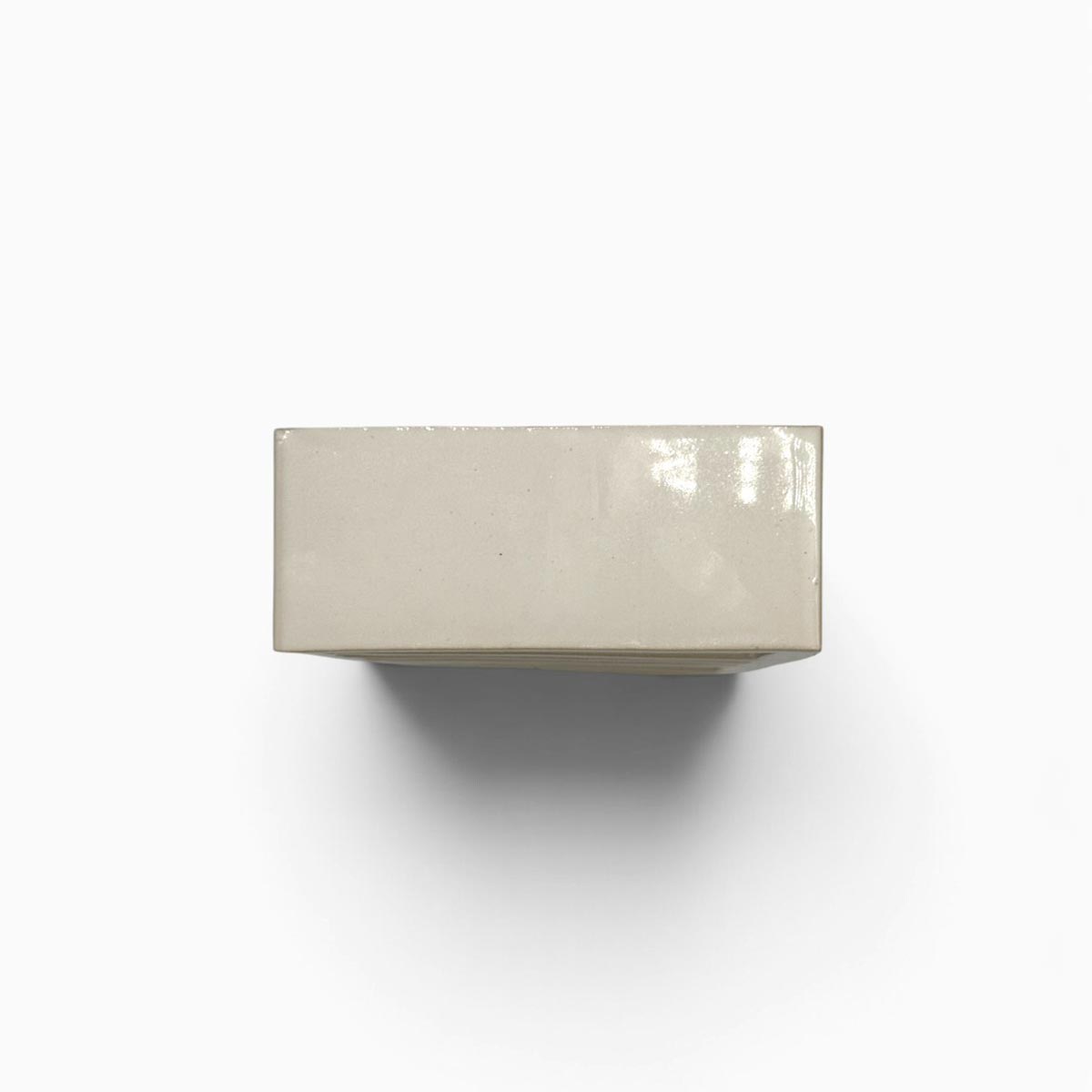 Ritmo Obliquo pezzo unico in ceramica smaltata con pieni, vuoti e linee oblique