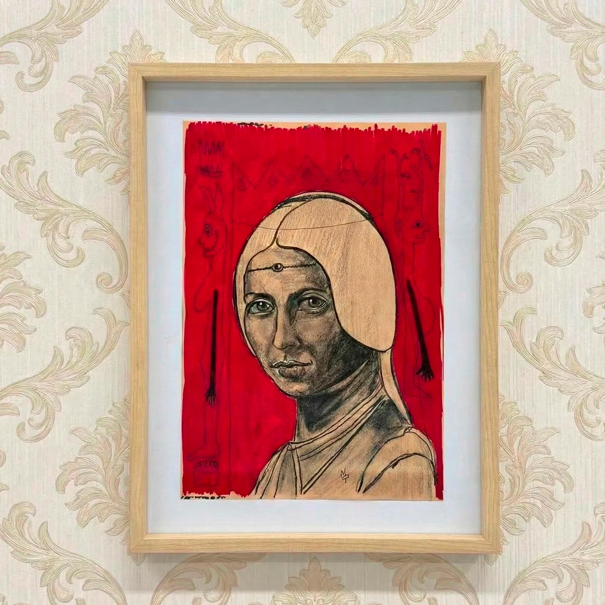 Particolare del tratteggio a carboncino sul collo della figura, esempio di gesto artigianale colto.