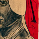 Dettaglio delle figure totemiche laterali disegnate con tratto nero essenziale e primitivo.