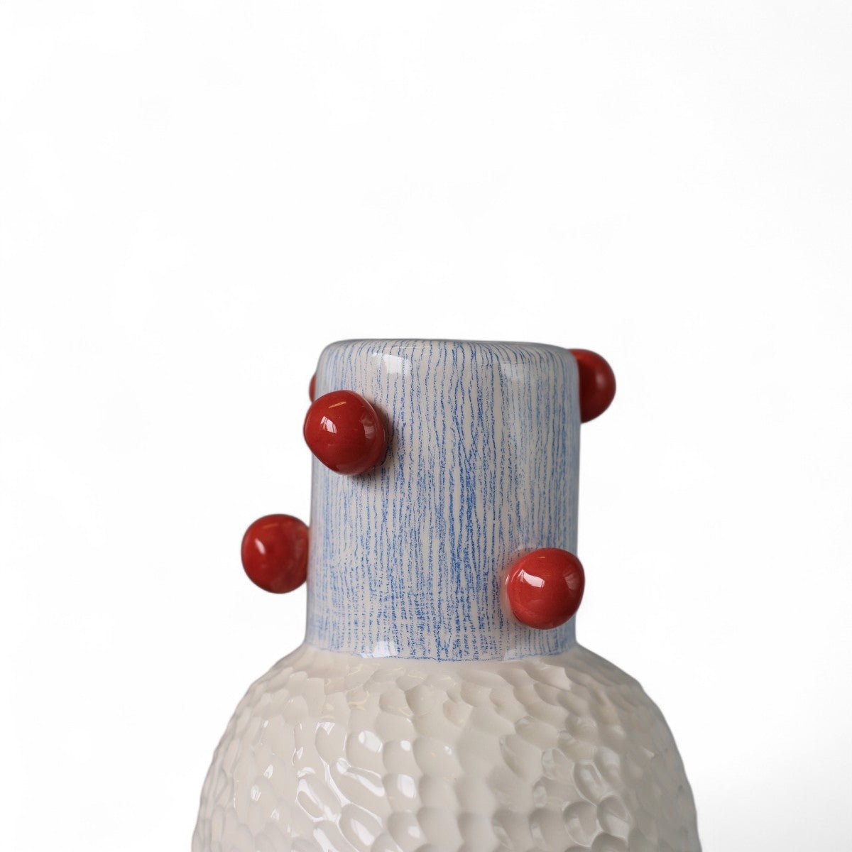 Vista di tre quarti del vaso Rosso Astratto, che evidenzia i riflessi della luce sulla smaltatura.