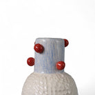 Vista di tre quarti del vaso Rosso Astratto, che evidenzia i riflessi della luce sulla smaltatura.