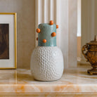 Il vaso Rosso Astratto (alto 20 cm) accanto a un oggetto per un confronto dimensionale.