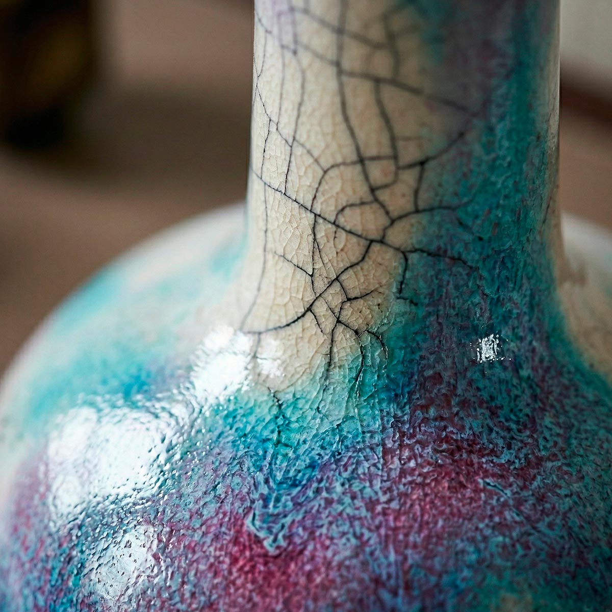 Accento di design: la scultura Aura di Raku su una console in marmo.