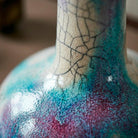 Accento di design: la scultura Aura di Raku su una console in marmo.
