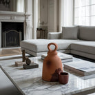 Scultura Canto a Dos 2, opera artigianale spagnola in terracotta e ceramica smaltata scura.