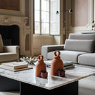 Scultura Canto a Dos 3, opera artigianale spagnola in terracotta e ceramica smaltata scura.