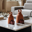 Primo piano del numero "3" impresso a mano sull'argilla della Scultura Canto a Dos.