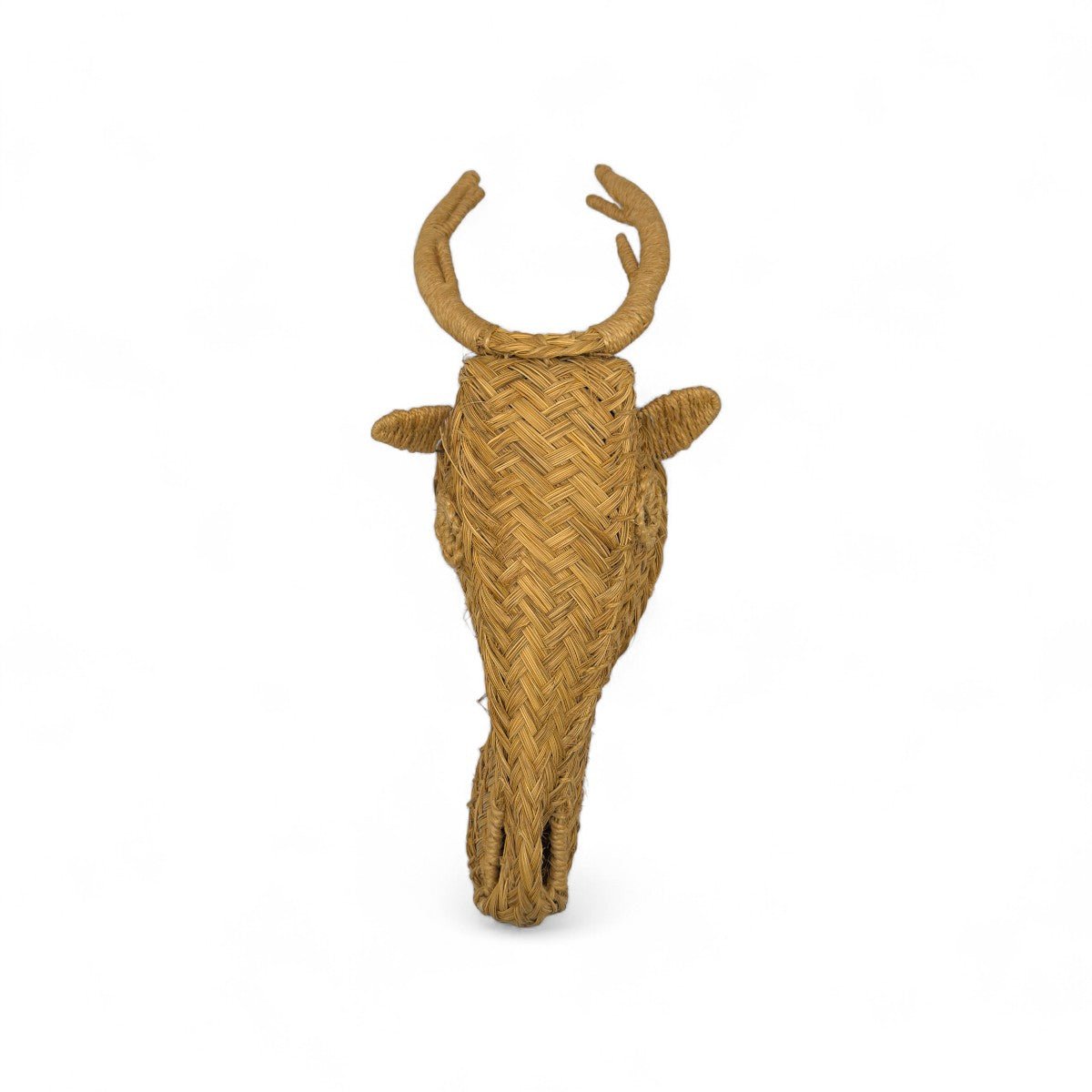 Mano che sfiora la texture naturale dell'erba esparto intrecciata della scultura.