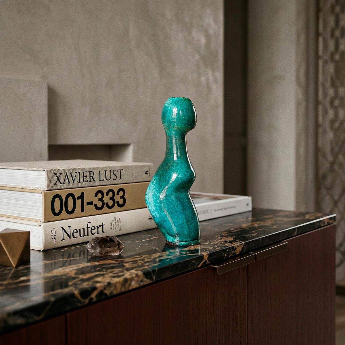 Profilo sinuoso di scultura in ceramica turchese con finitura lucida.