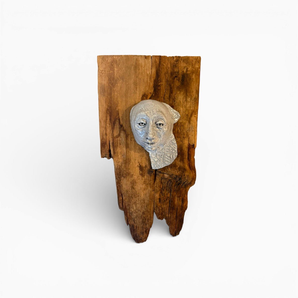 Dettaglio delle venature profonde e dei bordi frastagliati del legno antico.