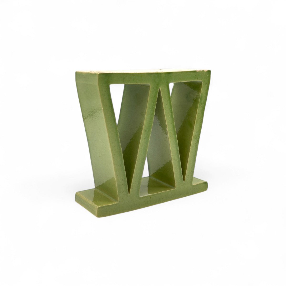 Mano che sfiora la superficie lucida della scultura Orizzonte Verdeggiante, mostrandone la fattura.