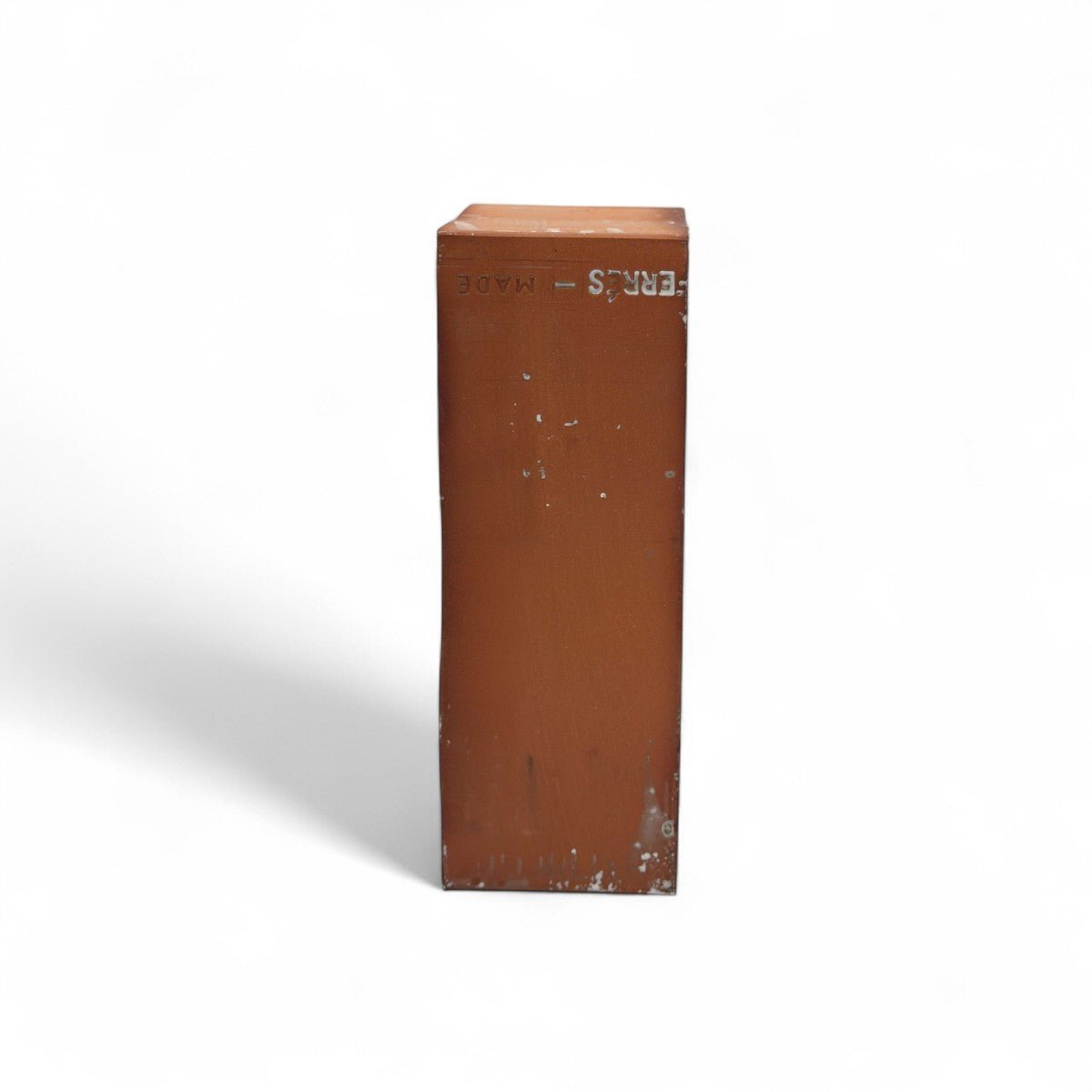 Dettaglio della terracotta grezza e porosa sui fianchi della scultura Alba Inclinata.