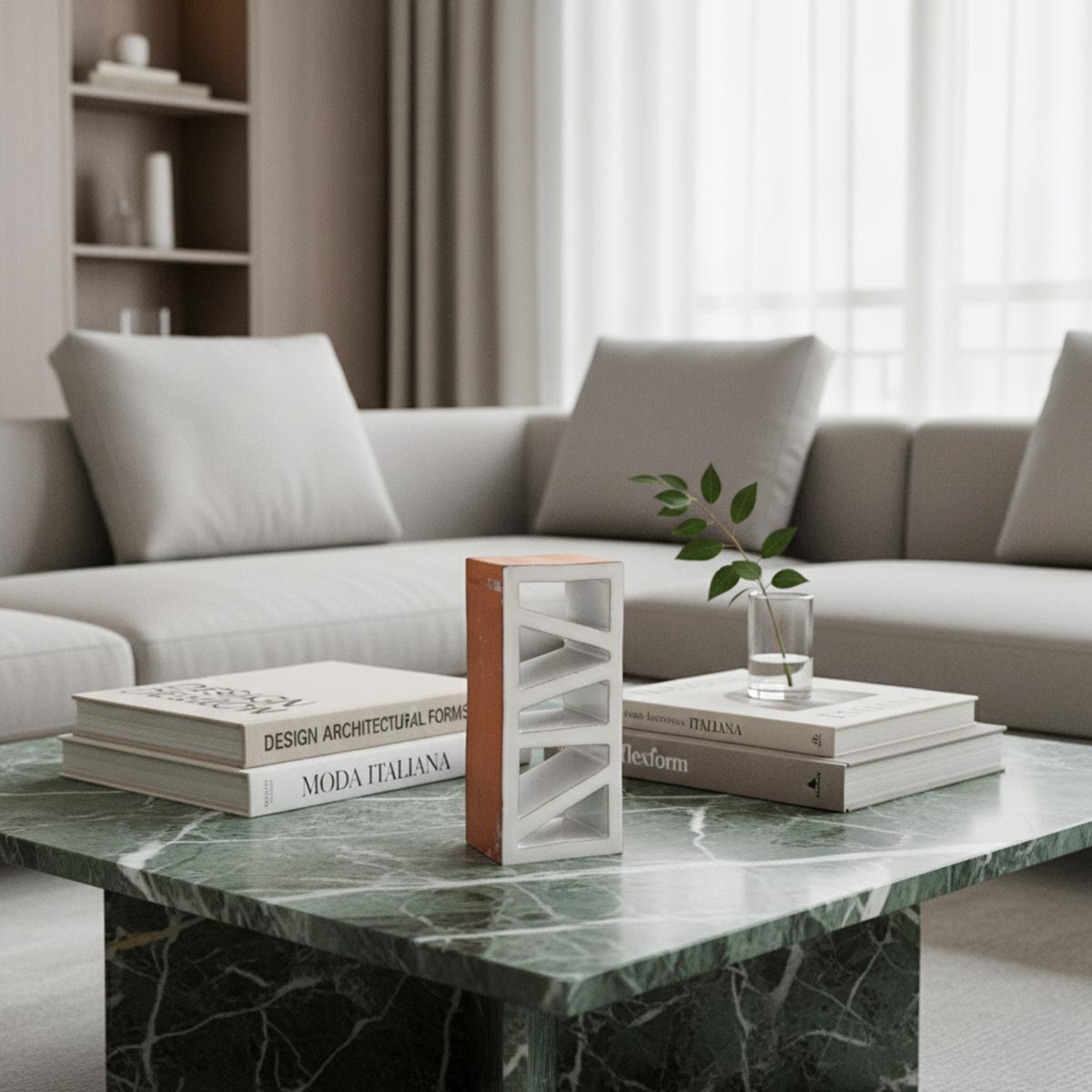 Scultura in terracotta bianca Alba Inclinata, dal design geometrico e inclinato.