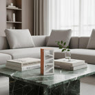 Scultura in terracotta bianca Alba Inclinata, dal design geometrico e inclinato.