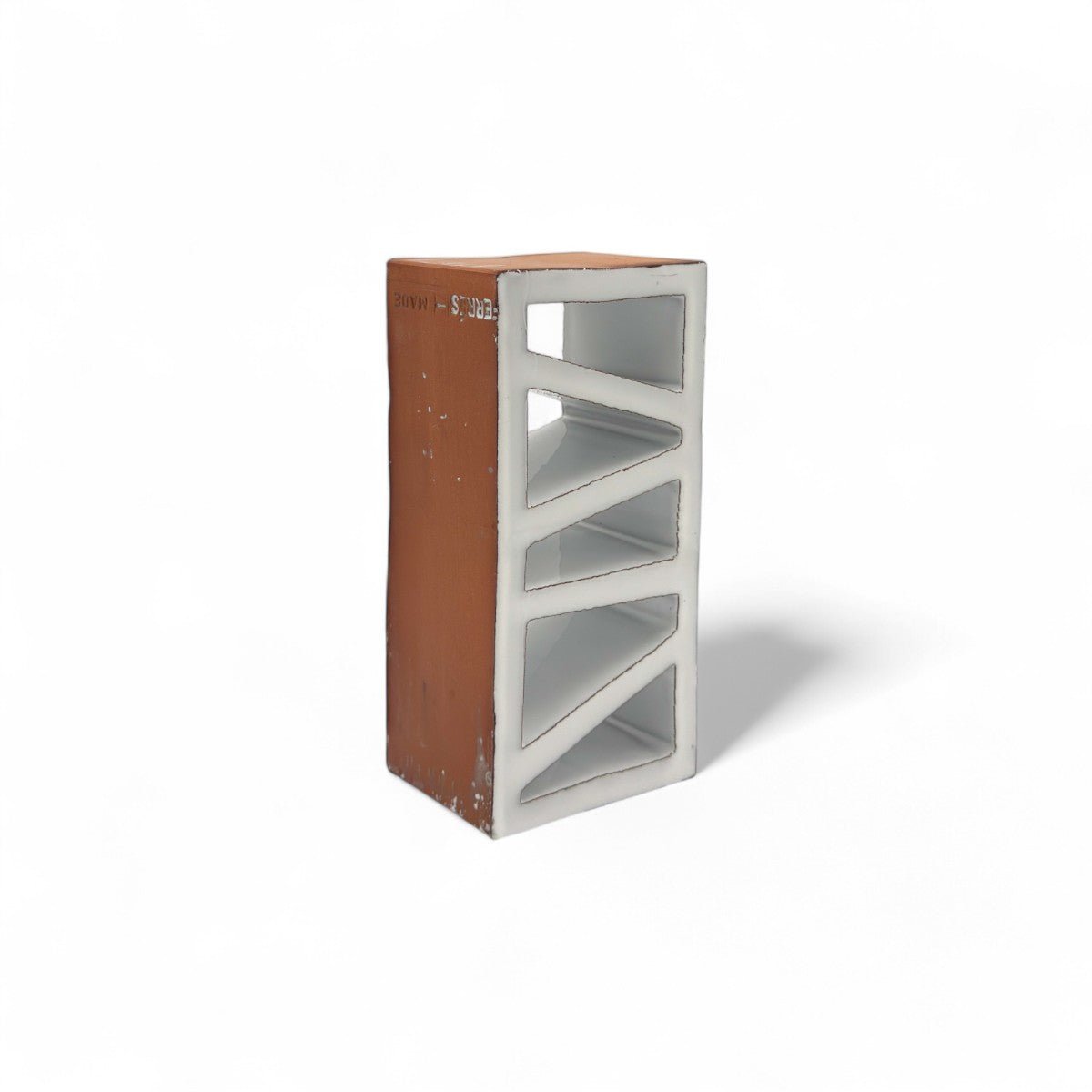 Alba Inclinata colpita dalla luce del mattino, che proietta ombre lunghe e definite.