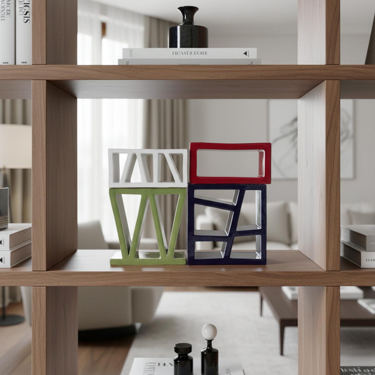 La scultura Alba Inclinata accanto a una pila di libri d'arte per mostrarne le proporzioni.