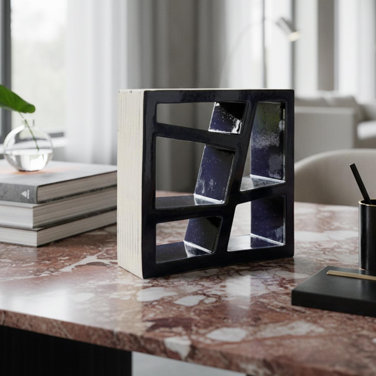 Intreccio Notturno posizionata su un mobile basso, che ne mostra la complessa struttura.