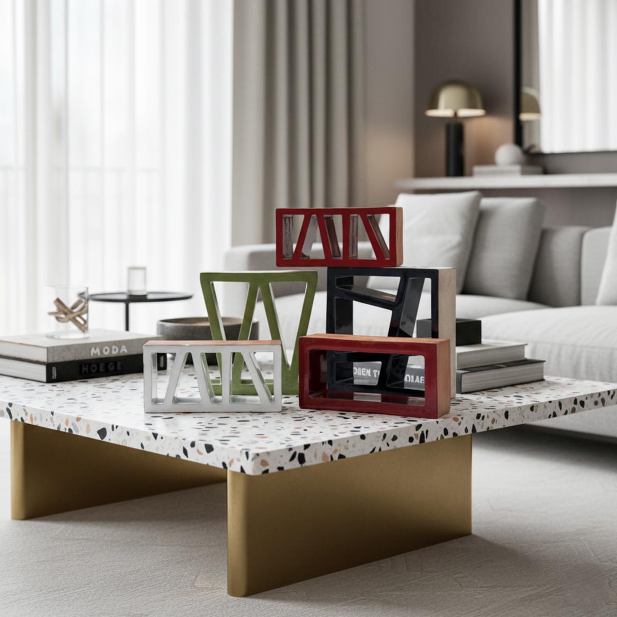 La scultura in terracotta blu Intreccio Notturno esposta su una libreria come pezzo d'arte.