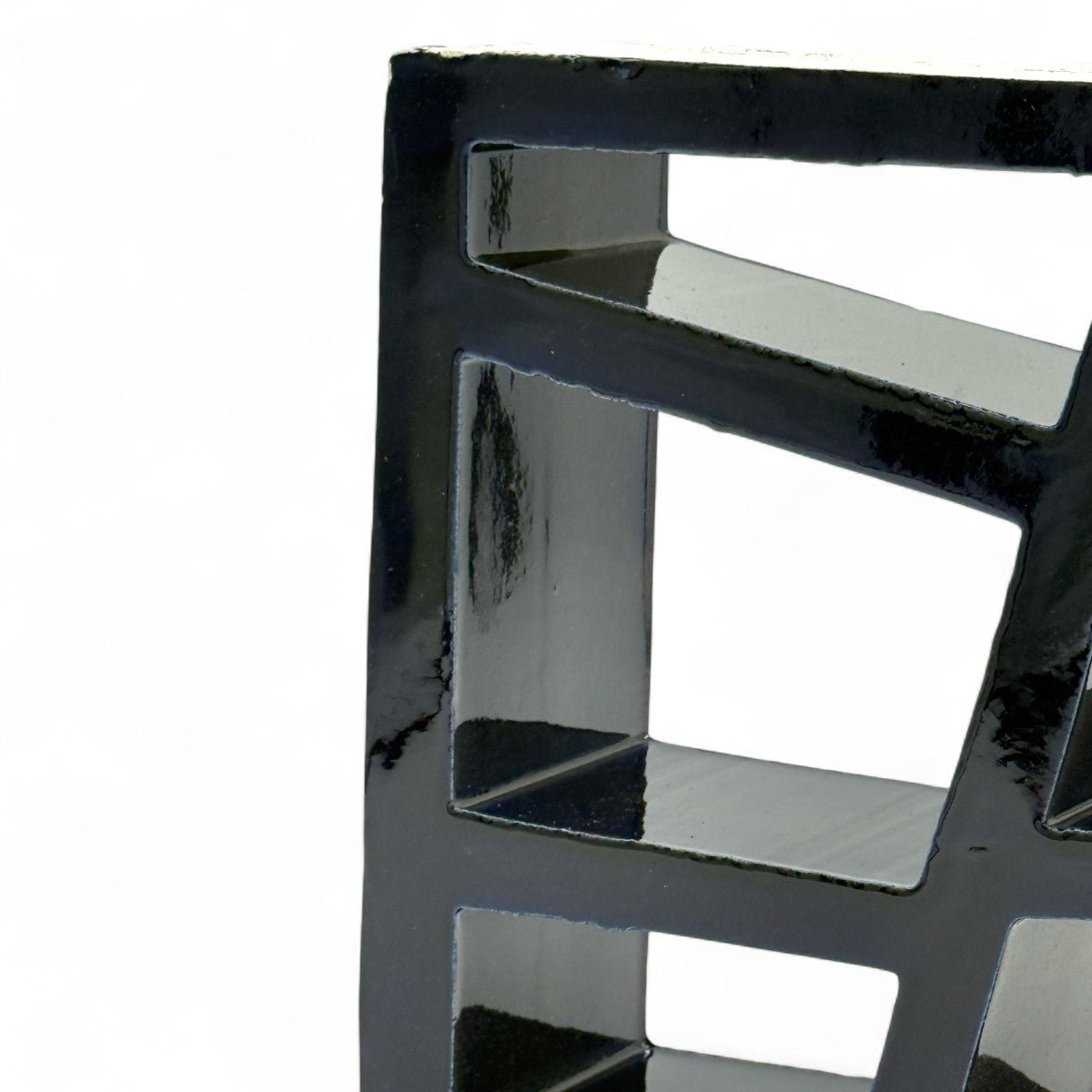 Primo piano delle incisioni uniche (numeri, lettere) sulla terracotta grezza della scultura.