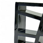 Primo piano delle incisioni uniche (numeri, lettere) sulla terracotta grezza della scultura.