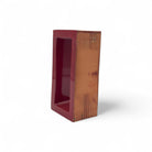 Dettaglio della texture grezza e autentica della terracotta sulla parte esterna della scultura.