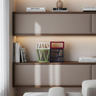 Passaggio Rubino posizionata su una console, che mostra il contrasto tra i materiali.