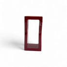 Luce che attraversa la scultura Passaggio Rubino, creando un bagliore rosso all'interno.