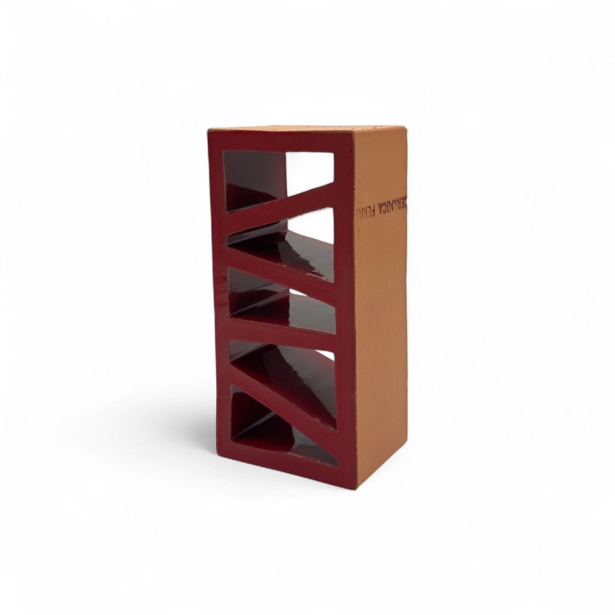 Dettaglio della terracotta grezza con leggere incisioni artigianali sulla scultura Ombra Vermiglia.