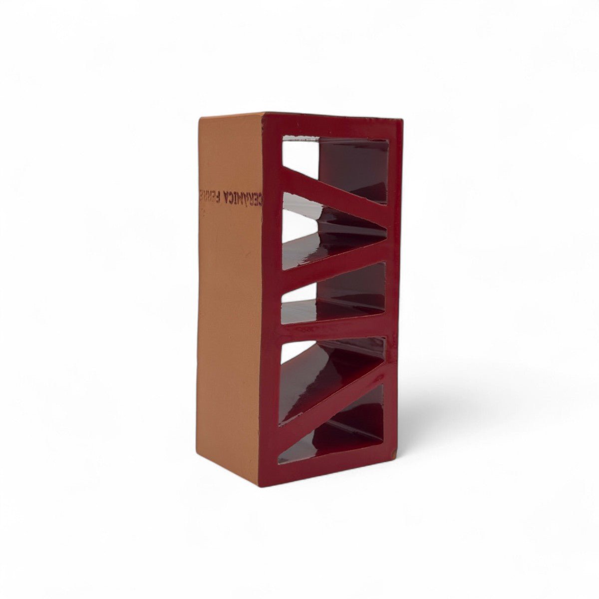 Vista di tre quarti della scultura in terracotta rossa, che mostra il contrasto dei materiali.