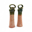 Mano che sfiora la superficie calda della terracotta della scultura Anima Catalana.