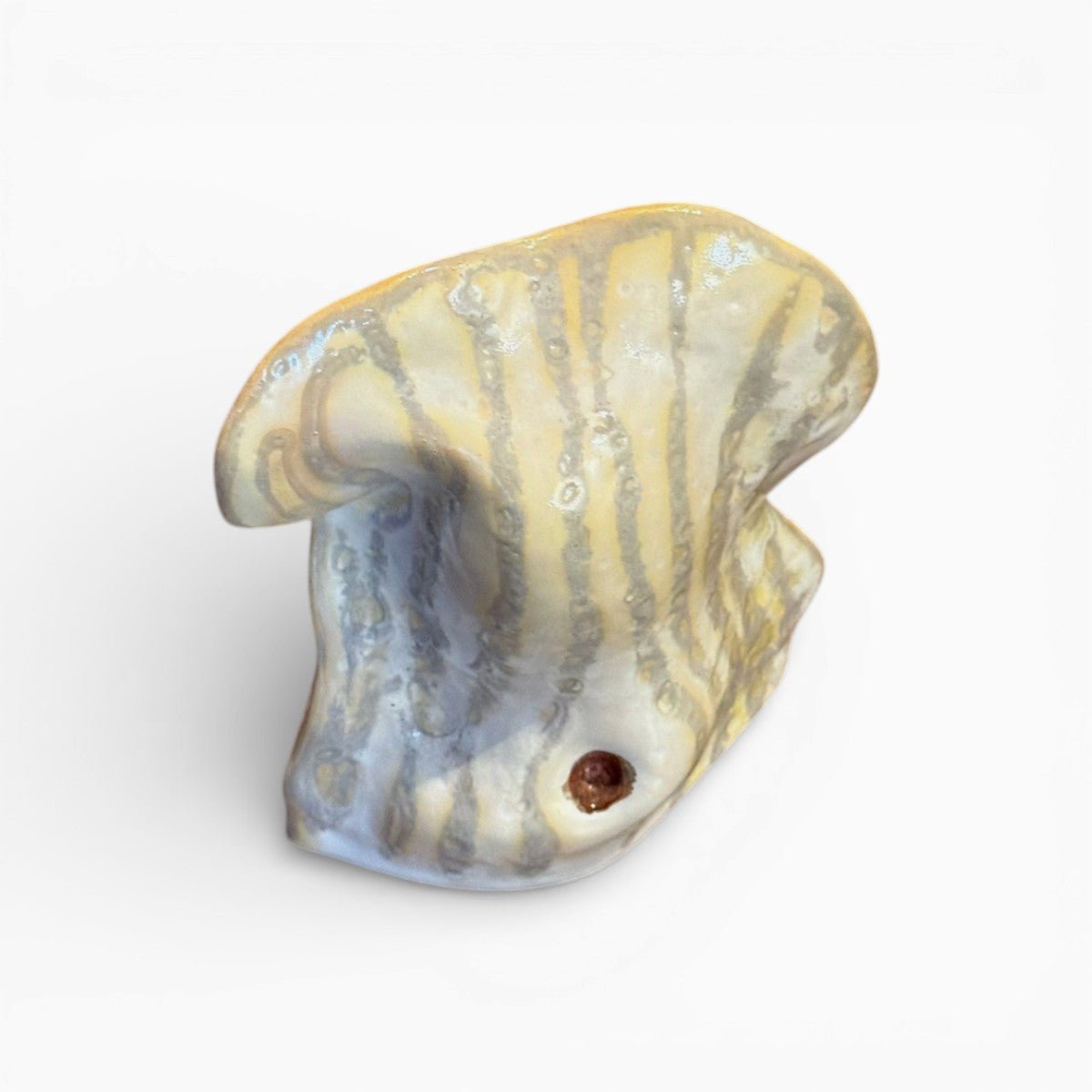 Accento di design sofisticato: la scultura come punto focale in un living di lusso.