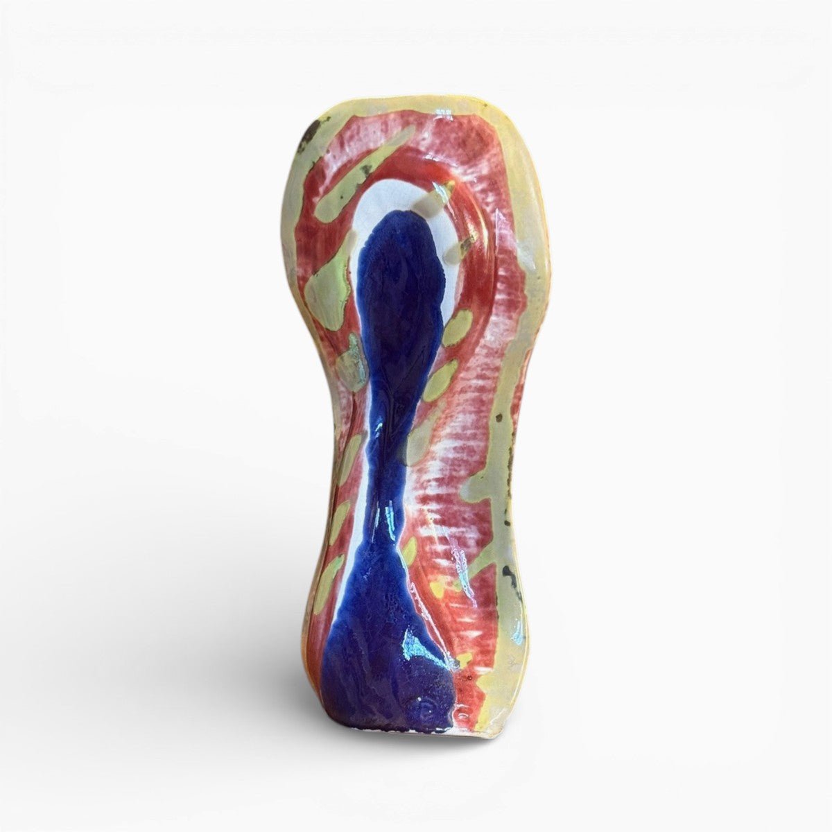Riflessi specchianti sulla finitura lucida della ceramica invetriata Vicode.