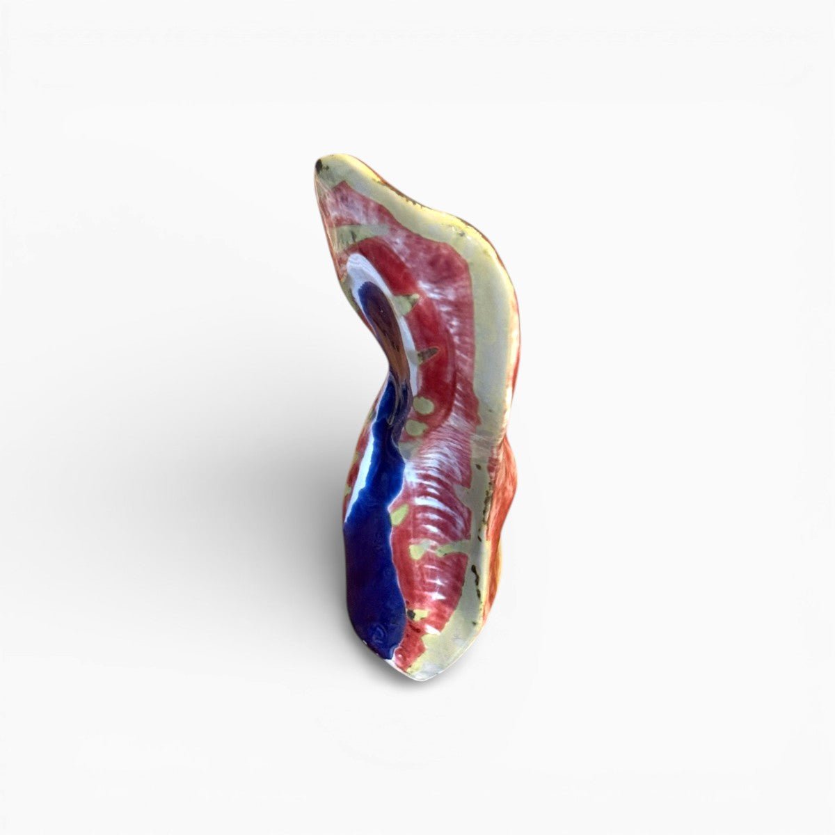 Opera d'arte unica che trasforma la ceramica tradizionale in astrazione moderna.