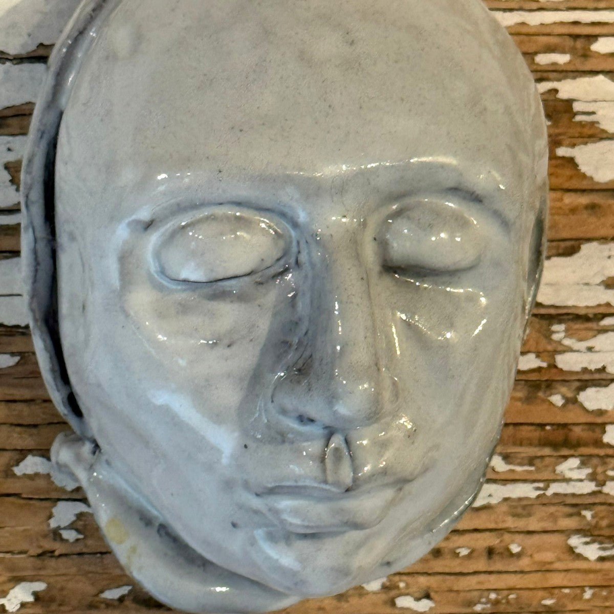 Scultura d'arte in legno recuperato Silenzio Bianco vista frontale.