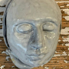 Scultura d'arte in legno recuperato Silenzio Bianco vista frontale.