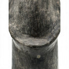La scultura di Habiba esposta come magnetico accento di design d'avanguardia in un soggiorno di lusso.