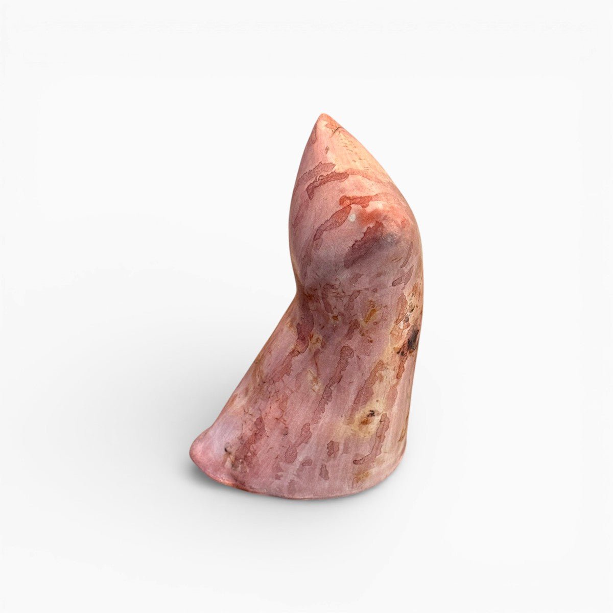 Particolare della texture punteggiata che ricorda la pietra erosa dal tempo.
