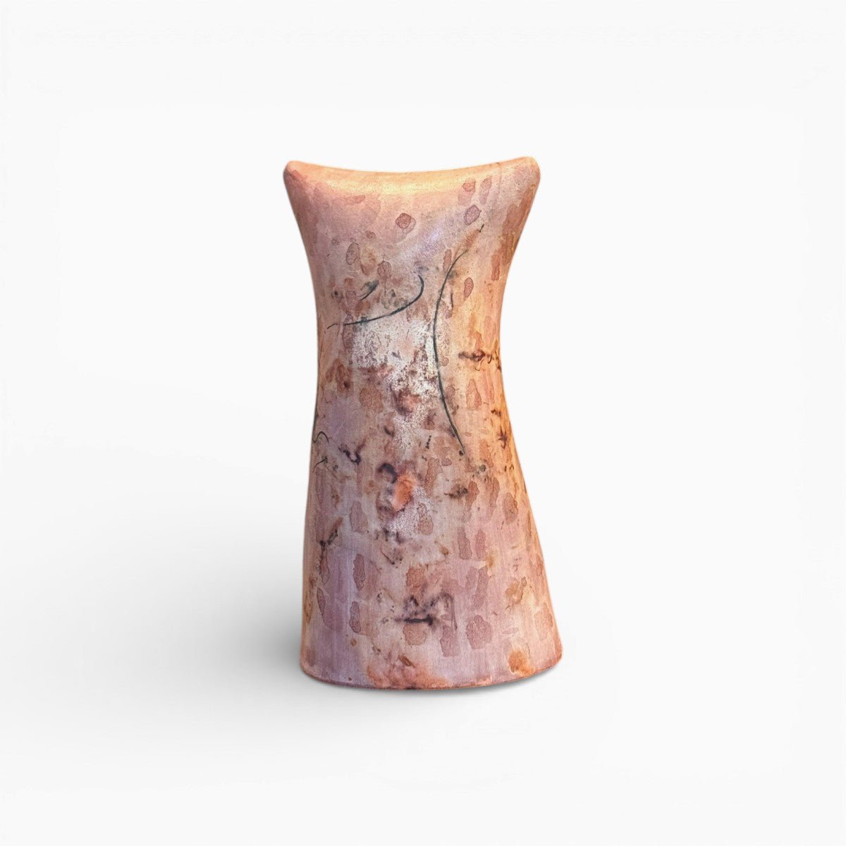 Sintesi visiva di tonalità cipria e ocra su ceramica artistica fatta a mano.